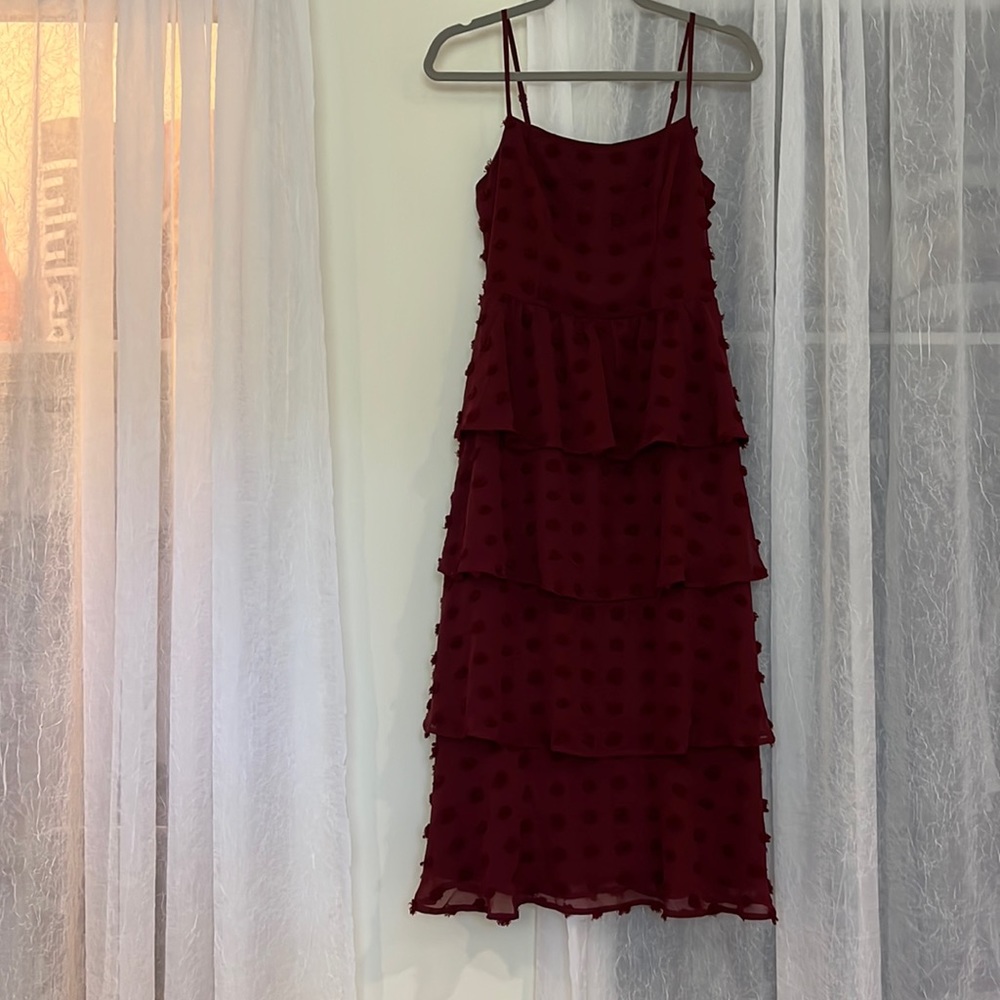 Francesca’s mi ami Medium tiered burgundy midi dress